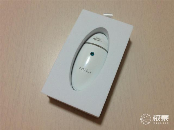 產(chǎn)品被放置在中間鏤空的防震海綿體中,很好的保護(hù)了產(chǎn)品免受外界磕碰。