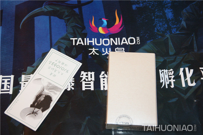 底部一改國(guó)際慣例白板一塊