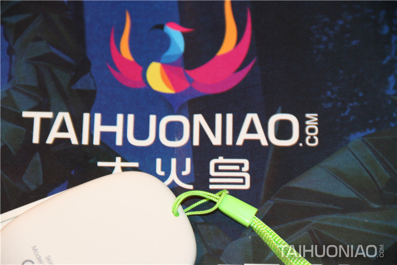 將手繩與MiLi Skinmate智能紫外線測(cè)試儀掛栓在一起