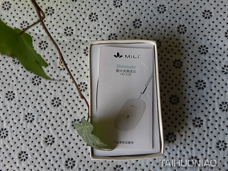 打開包裝盒,首先看到的是產(chǎn)品使用說(shuō)明書