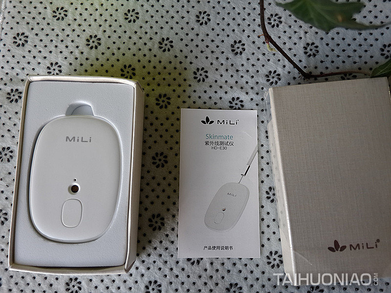 放著包裝盒里的MiLi Skinmate 紫外線檢測(cè)儀