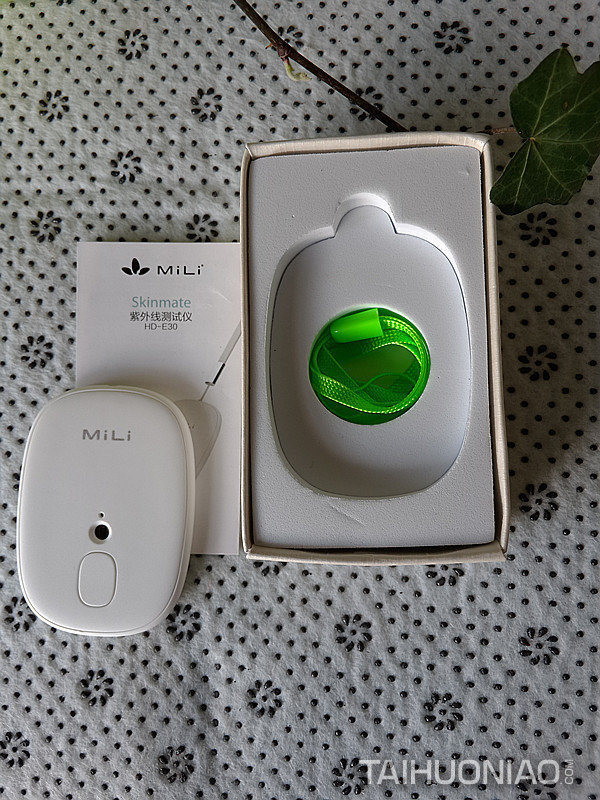 白色的MiLi Skinmate紫外線檢測(cè)儀搭配淺綠色的掛繩圖1