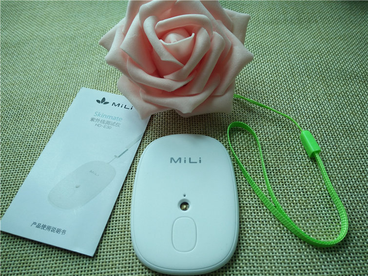 說(shuō)明書,盒子里的主機(jī)和掛繩