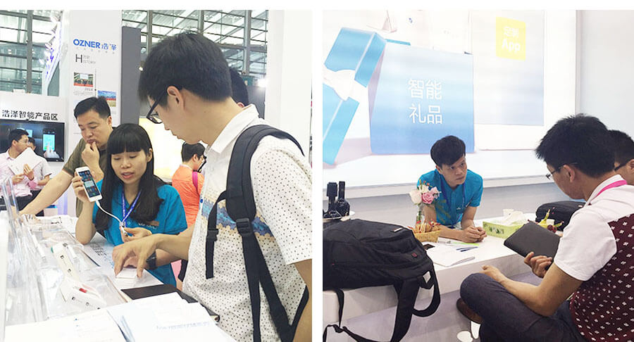 工作人員在介紹產(chǎn)品